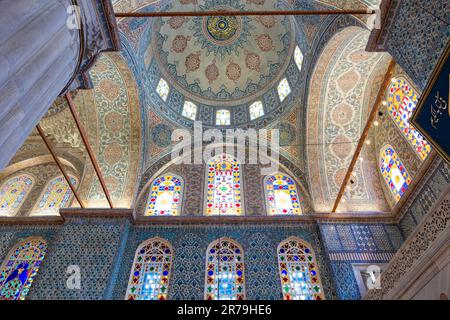 Das Innere der Sultanahmet-Moschee, auch bekannt als Blaue Moschee, in Istanbul. Istanbul Turkiye - 5.15.2023 Stockfoto