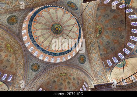 Sultanahmet Moschee alias Blaue Moschee Interieur. Osmanische Architektur. Istanbul Turkiye - 5.15.2023 Stockfoto