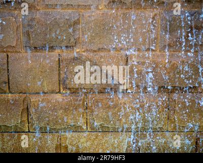 Wasserfall über eine Wand an der Kaskade in Alnwick Gardens, Alnwick, Northumberland, Großbritannien Stockfoto