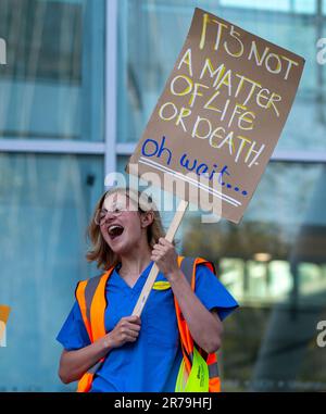 London, England, Großbritannien. 14. Juni 2023. Mitglieder der British Medical Association (BMA) werden vor dem University College London Hospital in Euston an der Streiklinie gesehen, während junge Ärzte 72 Stunden Streik in England beginnen und volle Gehaltsrückzahlung fordern. (Kreditbild: © Tayfun Salci/ZUMA Press Wire) NUR REDAKTIONELLE VERWENDUNG! Nicht für den kommerziellen GEBRAUCH! Stockfoto