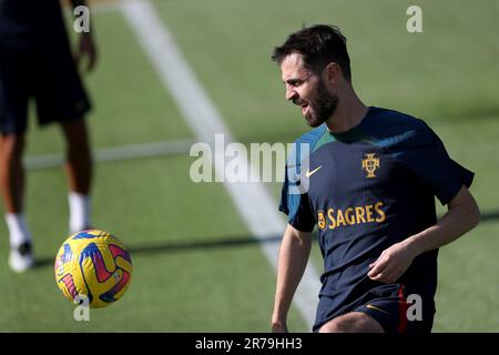 Oeiras, Portugal. 13. Juni 2023. Bernardo Silva aus Portugal nimmt am 13. Juni im Rahmen der Vorbereitung der Qualifikation für die UEFA Euro 2024 in Oeiras am Stadtrand von Lissabon, Portugal, an einer Schulung Teil. 2023. Kredit: Pedro Fiuza/Xinhua/Alamy Live News Stockfoto