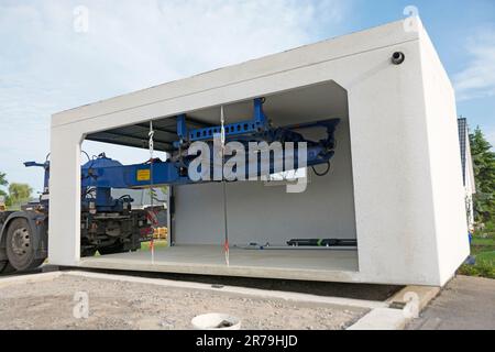 Eine halbe vorgefertigte Garage aus Beton Stockfoto