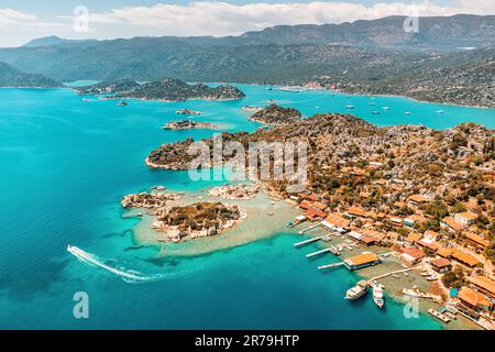 Aus der Vogelperspektive sehen Sie das Schloss Simena und das Fischerdorf Kaleucagiz und Kekova, das die Stadt versank. Touristen- und Reiseziele in der Türkei Stockfoto