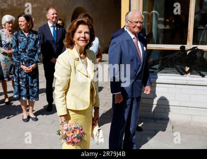 Visby, Schweden. 14. Juni 2023. VISBY20230614Swedens König Carl XVI Gustaf und Königin Silvia besuchen das Gotland Museum in Visby, Schweden, am 14. Juni 2023 während des königlichen Besuchs in Gotland County anlässlich des 50. Jubiläums des Königs. Foto: Christine Olsson/TT/Code 10430 Kredit: TT News Agency/Alamy Live News Stockfoto