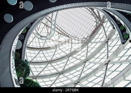 Glaskuppel der nur-Alem-Kugel im Ausstellungsbereich der EXPO 2017. Futuristisches Interieur. Glasdach mit Sonnenkollektoren, ebener Boden mit runder Kugel modern Stockfoto