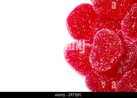 Ein Hintergrund aus bunten Marmeladen-Süßigkeiten in Form eines Herzens, eine Nahaufnahme, ein Blick von oben Stockfoto