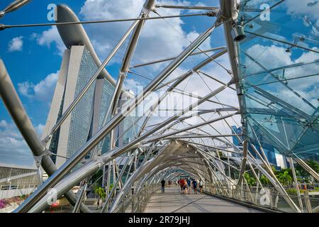 Blick von der Helix Bridge über die Marina Bay, entworfen in Form menschlicher DNA, in Richtung des berühmten Marina Bay Sands Hotels; Marina Bay, Singapur Stockfoto