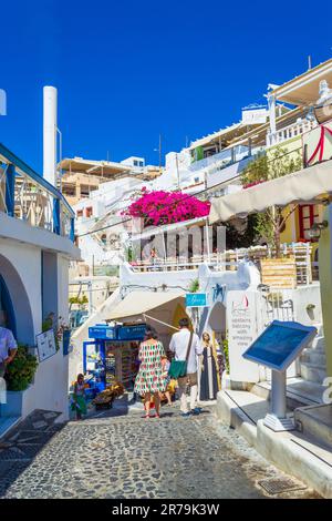 Thera, Santorin, Griechenland, September 7. 2013: Touristen besichtigen Sehenswürdigkeiten und bewundern die malerische Hauptfußgängerzone in Fira oder Thera Stockfoto