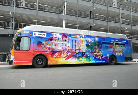Hollywood, Kalifornien, USA 12. Juni 2023 Super Mario Bros Movie Bus am 12. Juni 2023 in Hollywood, Kalifornien, USA. Foto: Barry King/Alamy Stock Photo Stockfoto
