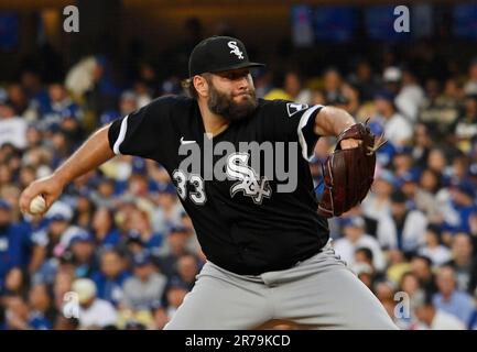 Los Angeles, Usa. 13. Juni 2023. Der erste Pitcher der Chicago White Sox holt sich am Dienstag, den 13. Juni 2023, im vierten Inning im Dodgers Stadium in Los Angeles gegen die Los Angeles Dodgers ein. Foto: Jim Ruymen/UPI Credit: UPI/Alamy Live News Stockfoto