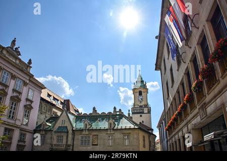 Der Primatspalast und das Alte Rathaus von Bratislava an einem hellen Sommertag Stockfoto