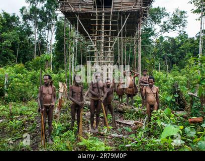 Nur wenige Leute sind Korowai-Stämme in der Nähe seines Hauses im Dschungel. Stamm der Korowai (Kombai, Kolufo). 10. Juni 2016 in Onni Village, Neuguinea, Indonesien Stockfoto