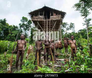 Nur wenige Leute sind Korowai-Stämme in der Nähe seines Hauses im Dschungel. Stamm der Korowai (Kombai, Kolufo). 10. Juni 2016 in Onni Village, Neuguinea, Indonesien Stockfoto