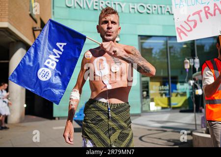 Patient Luke Rovira schließt sich streikenden Juniorärzten der British Medical Association an der Streiklinie vor dem Bristol Royal Infirmary an. Die 72-stündige Unterbrechung läuft von Mittwoch, den 14. Juni, 7am Uhr bis Samstag, den 7am. Juni, um 17 Uhr nacheinander mit der Regierung, die zu viel bezahlt hat. Bilddatum: Mittwoch, 14. Juni 2023. Stockfoto