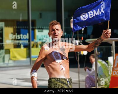 Patient Luke Rovira schließt sich streikenden Juniorärzten der British Medical Association an der Streiklinie vor dem Bristol Royal Infirmary an. Die 72-stündige Unterbrechung läuft von Mittwoch, den 14. Juni, 7am Uhr bis Samstag, den 7am. Juni, um 17 Uhr nacheinander mit der Regierung, die zu viel bezahlt hat. Bilddatum: Mittwoch, 14. Juni 2023. Stockfoto