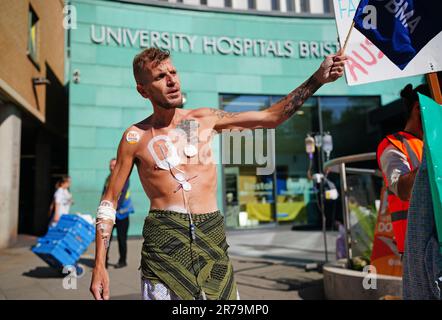 Patient Luke Rovira schließt sich streikenden Juniorärzten der British Medical Association an der Streiklinie vor dem Bristol Royal Infirmary an. Die 72-stündige Unterbrechung läuft von Mittwoch, den 14. Juni, 7am Uhr bis Samstag, den 7am. Juni, um 17 Uhr nacheinander mit der Regierung, die zu viel bezahlt hat. Bilddatum: Mittwoch, 14. Juni 2023. Stockfoto