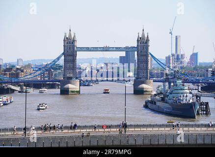 Der Verkehr über die Tower Bridge und die London Bridge aus dem Dachgarten von Nomura International Plc während des London Open Gardens Weekend, wo 100 versteckte Gärten für die Öffentlichkeit im Rahmen des jährlichen Wochenendes geöffnet werden. Foto: Samstag, 10. Juni 2023. Stockfoto