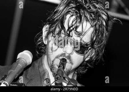 MARK LINKOUS, SPARKLEHORSE, 1999: Mark Linkous (1962–2010) von Sparklehorse beim Reading Festival, England, Großbritannien am 29. August 1999. Sparklehorse tourte mit ihrem 1998 veröffentlichten 2. Album Good Morning Spider. Dies war Teil von Marks Rückkehr zum Live-Auftritt, nachdem er nach seinem Herzinfarkt 1996 Zeit im Rollstuhl verbracht hatte. Foto: Rob Watkins Stockfoto