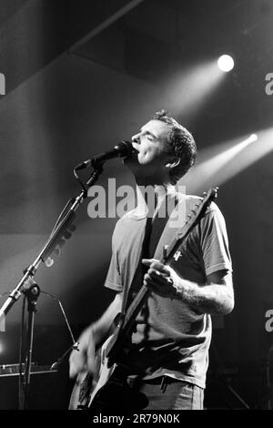 Fran Healy von Travis spielte eine Fender-Gitarre auf der man Who Tour in der Great Hall der Cardiff University am 17. Oktober 1999. Foto: Rob Watkins. Travis ist eine 1990 gegründete schottische Rockband. Bekannt für ihren melodischen, introspektiven Sound, erlangten sie mit Alben wie The man Who und Hits wie Why Does IT Always Rain On Me?, die zu einem der Hauptbestandteile des britischen Alternative Rock wurden. Stockfoto