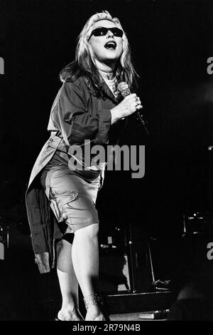 Debbie Harry von Blondie spielt live auf der Cardiff International Arena CIA in Cardiff am 9. November 1999. Foto: Rob Watkins Stockfoto