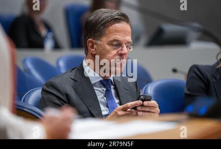 Den Haag, Niederlande. 14. Juni 2023. Premierminister Mark Rutte während einer Debatte im Repräsentantenhaus über das Forschungsprogramm "Unabhängigkeit, Entkolonialisierung, Gewalt und Krieg in Indonesien 1945-1950". Im Februar dieses Jahres entschuldigte sich Rutte für die "extreme Gewalt" während des Unabhängigkeitskampfs der ehemaligen niederländischen Ost-Indischen Kolonie. ANP LEX VAN LIESHOUT/Alamy Live News niederlande out - belgien out Stockfoto