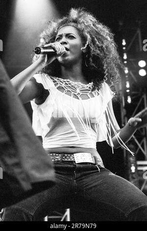 Beyoncé von Destiny's Child spielt am 16. Juni 2002 live im Radio 1 an einem großen Sonntag im Morfa Stadium in Swansea. Foto: Rob Watkins Stockfoto