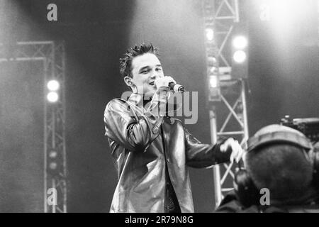 Gareth Gates spielt am 16. Juni 2002 live im Radio 1 an einem großen Sonntag im Morfa Stadium in Swansea. Foto: Rob Watkins Stockfoto