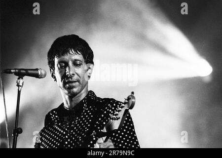 MERCURY REV, READING FESTIVAL CONCERT, 2001: Jonathan Donahue von der Band Mercury Rev auf der Melody Maker Stage beim Reading Festival, Reading, England, Großbritannien am 26. August 2001. Foto: Rob Watkins. INFO: Mercury Rev, eine US-amerikanische Indie-Rock-Band, die 1989 in Buffalo, New York gegründet wurde, erlangte Anerkennung für ihre traumhaften Soundlandschaften und ihren experimentellen Ansatz. Hits wie „Goddess on a Hiway“ zeigen ihre ätherischen Melodien und psychedelischen Einflüsse und festigen ihren Status als Indie-Rock-Pioniere. Stockfoto