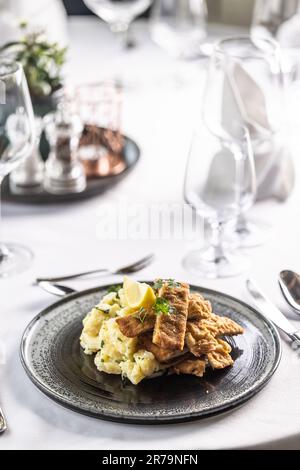 Orecchio d'elefante, italienisches Schnitzel, serviert in Streifen mit Kartoffelsalat. Stockfoto