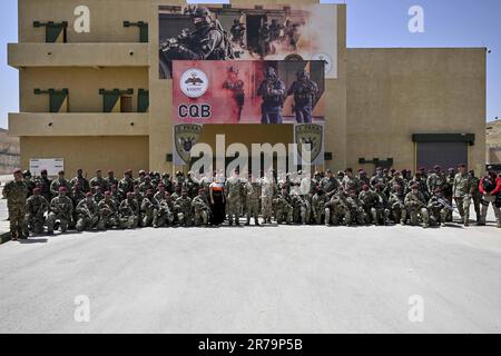 Amman, Jordanien. 14. Juni 2023. Verteidigungsminister Ludivine Dedonder, König Philippe - Filip von Belgien und König Abdullah II. Von Jordanien, abgebildet bei einem Besuch des King Abdullah II Special Operations Training Center (KASOTC) in Amman, Jordanien, am Mittwoch, den 14. Juni 2023. Der König nimmt an mehreren dynamischen Demonstrationen belgischer und jordanischer Spezialeinheiten Teil. BELGA PHOTO DIRK WAEM Credit: Belga News Agency/Alamy Live News Stockfoto