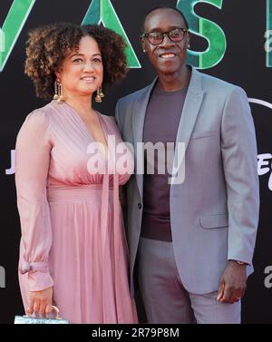 Los Angeles, USA. 13. Juni 2023. (L-R) Bridgid Coulter und Don Cheadle treffen am Dienstag, den 13. Juni 2023, im El Capitan Theater in Hollywood, Kalifornien, zu der GEHEIMEN INVASION der Marvel Studios ein. (Foto: Sthanlee B. Mirador/Sipa USA) Guthaben: SIPA USA/Alamy Live News Stockfoto