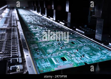 Automatische Aufnahme und Platzierung von Maschinen schnelle Montage von Bauteilen auf der allgemeinen Leiterplatte. Elektronik und Leiterplatte Manufacturing.Computer-A-Leiterplatte Stockfoto