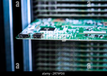 Nahaufnahmen von elektronischen Karten und Chips mit HDMI, die in einer Produktionsstätte hergestellt wurden. Stockfoto