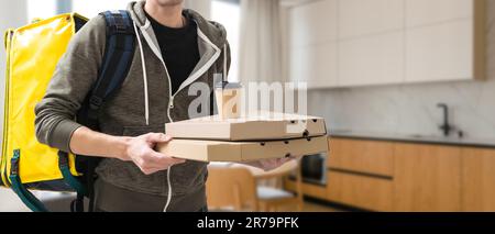 Liefermann mit Thermal-Rucksack für Essen. Essenslieferung zum Mitnehmen. Mann liefert online Lebensmittelbestellungen an Kunden mit Thermosack, Lebensmittellieferung. Stockfoto