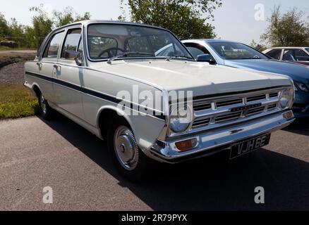 Dreiviertel-Vorderansicht eines White, 1967, Vauxhall Victor, ausgestellt auf der 2023 Deal Classic Car Show Stockfoto