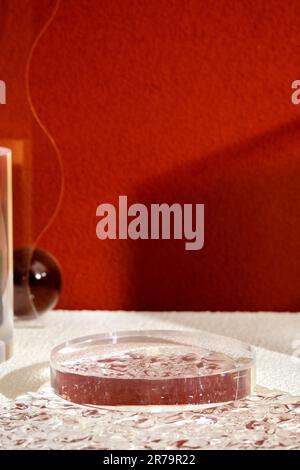 Das Standgerät aus transparentem Glas bietet eine moderne Hintergrundbeleuchtung und Schattenreflexion Stockfoto
