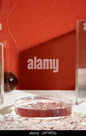 Das Standgerät aus transparentem Glas bietet eine moderne Hintergrundbeleuchtung und Schattenreflexion Stockfoto