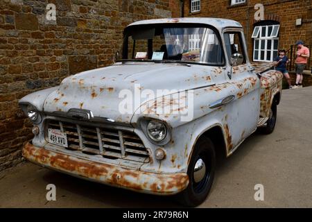 1957 Uhr Chevrolet 3100 Stepside Abholung auf statischem Display beim Hook Norton Brewery Classic Car Meeting am 11. Juni 2023. Stockfoto