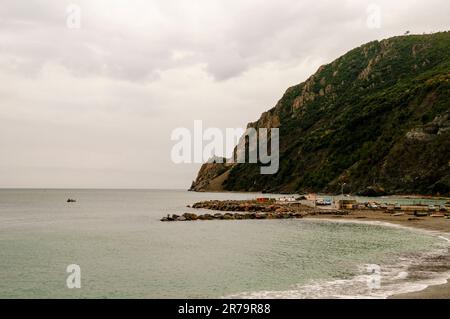 Fegina Beach, Monterosso al Mare, Cinque Terre, liegt an einem natürlichen Golf in Norditalien, geschützt von Klippen. Stockfoto