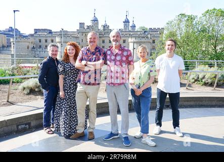 Aiden McArdle, Carrie Hope Fletcher, Al Murray, Neil Morrissey, Mel Giedroyc und Joe Thomas bei einem Fotoanruf im Tower of London für die Crown Jewels, ein neues West End-Comedy-Stück. Bilddatum: Mittwoch, 14. Juni 2023. Stockfoto