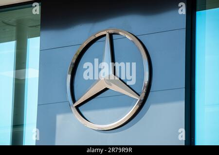 Logo von Mercedes-Benz auf einem Autohaus Stockfoto