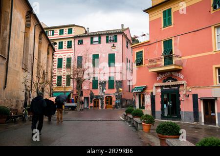 Abwechselndes gestreiftes Haus, St. John und farbenfrohe Turmhäuser in Monterossa al Mare, Cinque Terre, Italien. Stockfoto