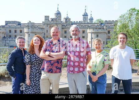 Aiden McArdle, Carrie Hope Fletcher, Al Murray, Neil Morrissey, Mel Giedroyc und Joe Thomas bei einem Fotoanruf im Tower of London für die Crown Jewels, ein neues West End-Comedy-Stück. Bilddatum: Mittwoch, 14. Juni 2023. Stockfoto