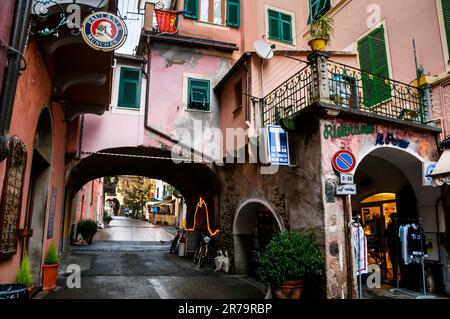 Farbenfrohe Turmhäuser in Monterossa al Mare in Cinque Terre an der italienischen Riviera in Norditalien. Stockfoto