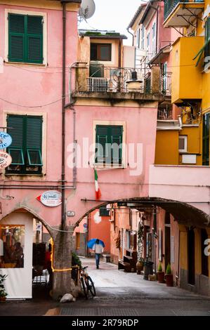 Farbenfrohe Turmhäuser in Monterossa al Mare, Cinque Terre in Italien. Stockfoto