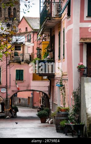 Farbenfrohe Turmhäuser in Monterossa al Mare, Cinque Terre, Italien. Stockfoto