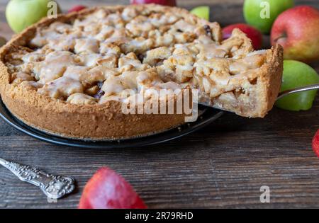 Deutscher Apfelkuchen mit Zitronenglasur Stockfoto