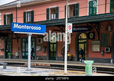 Der Bahnhof Monterosso an der Bahnstrecke Genua-Pisa in Cinque Terre, Italien. Stockfoto