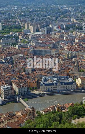 GRENOBLE, FRANKREICH, 12. Juni 2023 : Stadtzentrum und Saint-Laurent-Brücke am Fluss Isere von der Festung La Bastille aus mit Blick auf Grenob Stockfoto