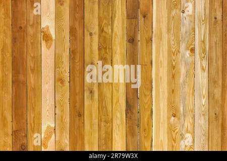 Der Blick auf den rustikal verwitterten alten Holzzaun aus Holzplanken. Stockfoto